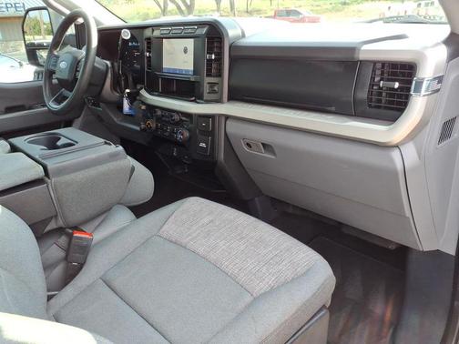Oxford White 2024 Ford F-250 XLT