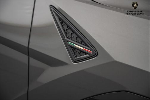 2025 Lamborghini Urus SE