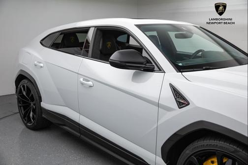 2022 Lamborghini Urus Base