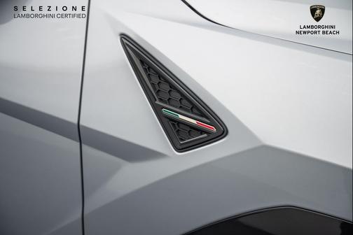 2022 Lamborghini Urus Base