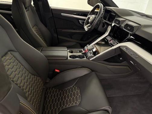 2022 Lamborghini Urus Base