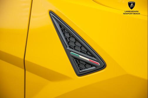 Giallo Auge 2024 Lamborghini Urus S