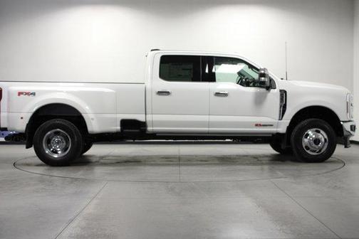 Star White 2026 Ford F-350 Lariat Super Duty