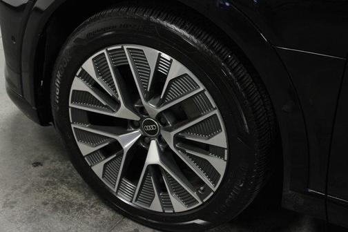 Mythos Black Metallic 2024 Audi Q8 e-tron Premium