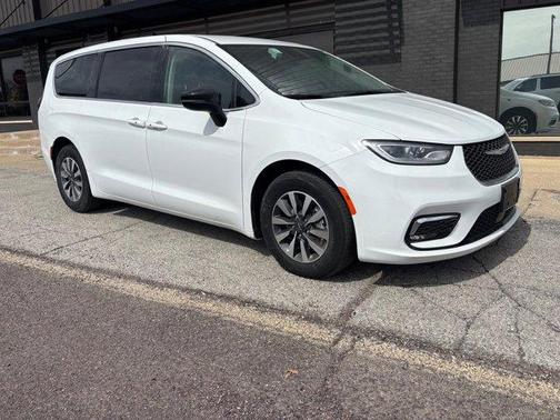 Bright White Clearcoat 2024 Chrysler Pacifica Hybrid Select