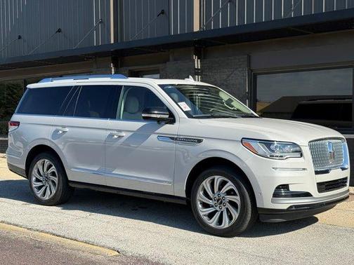 Ceramic Pearl Metallic 2024 Lincoln Navigator Reserve