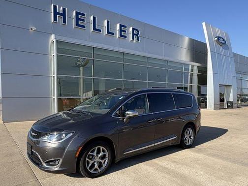 Granite Crystal Clearcoat Metallic 2017 Chrysler Pacifica Limited
