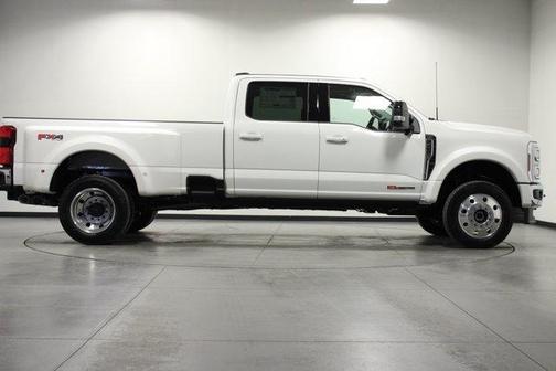 Star White 2027 Ford F-450 Lariat