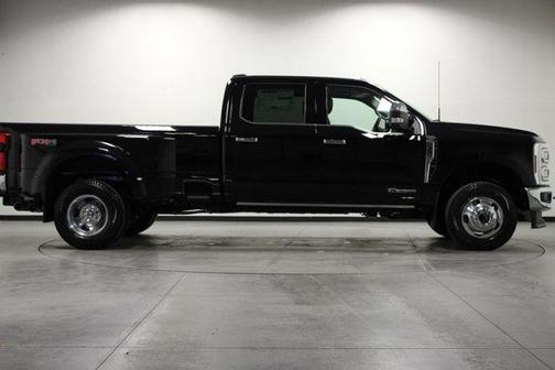 Agate Black Metallic 2026 Ford F-350 Lariat Super Duty