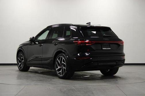 Mythos Black Metallic 2025 Audi SQ6 e-tron Premium