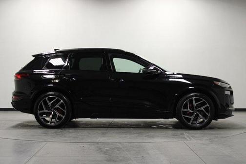 Mythos Black Metallic 2025 Audi SQ6 e-tron Premium