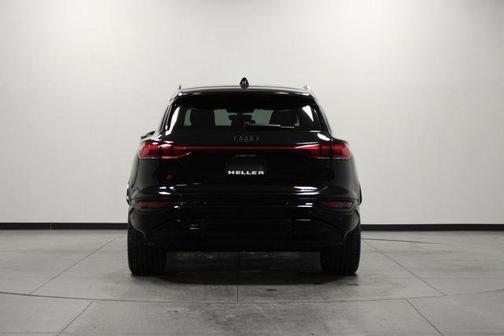 Mythos Black Metallic 2025 Audi SQ6 e-tron Premium