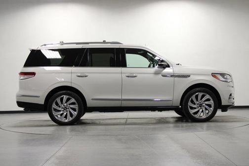 Ceramic Pearl Metallic 2024 Lincoln Navigator Reserve