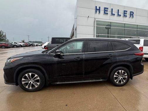 Black 2021 Toyota Highlander XLE