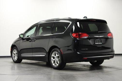 Brilliant Black Crystal Pearlcoat 2019 Chrysler Pacifica Touring-L Plus