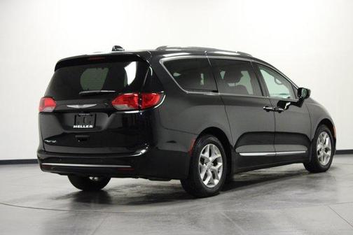 Brilliant Black Crystal Pearlcoat 2019 Chrysler Pacifica Touring-L Plus