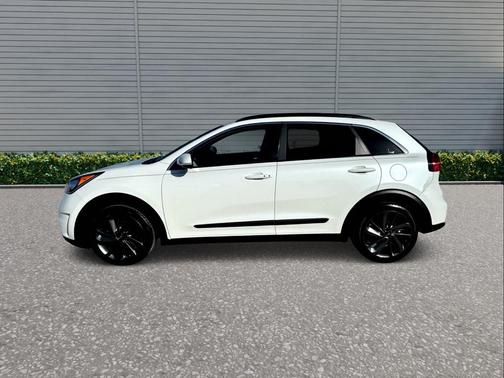 WHITE 2017 Kia Niro EX