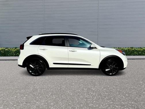 WHITE 2017 Kia Niro EX