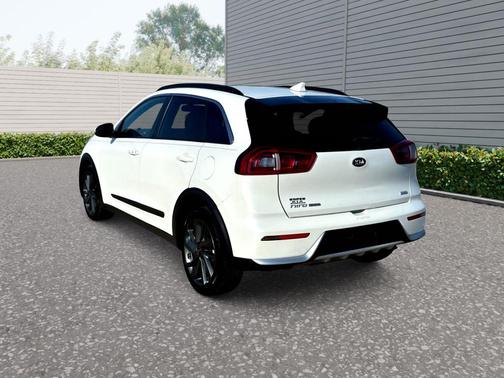 WHITE 2017 Kia Niro EX