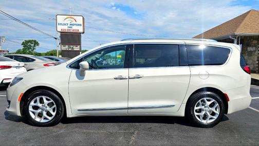 2017 Chrysler Pacifica Touring-L Plus