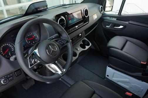 Arctic White 2026 Mercedes-Benz Sprinter 2500 Crew 170 WB