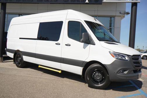 Arctic White 2026 Mercedes-Benz Sprinter 2500 Crew 170 WB