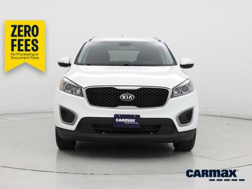 White 2017 Kia Sorento LX