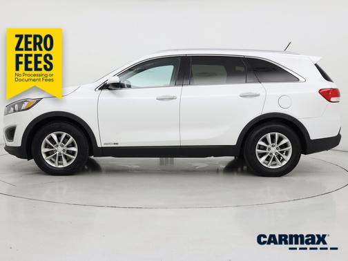 White 2017 Kia Sorento LX