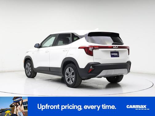 White 2024 Kia Seltos LX