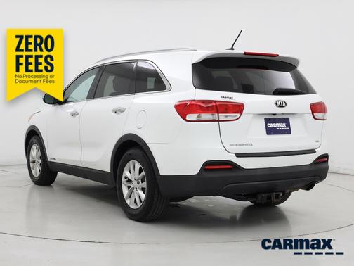 White 2017 Kia Sorento LX