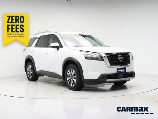 White 2025 Nissan Pathfinder SL