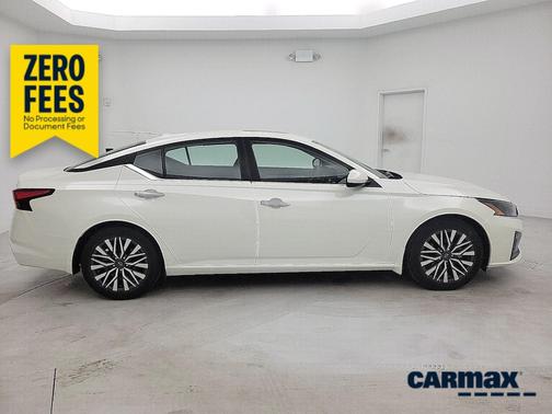 White 2023 Nissan Altima SV