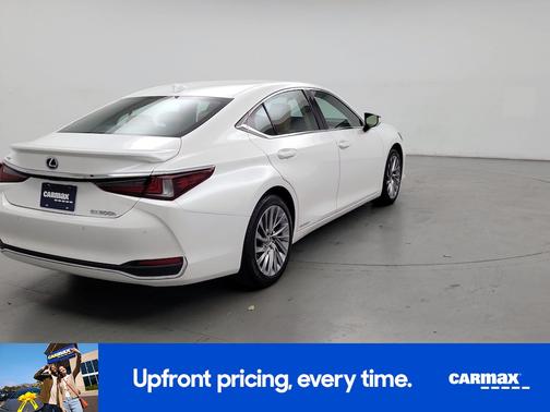 White 2022 Lexus ES 300h Luxury