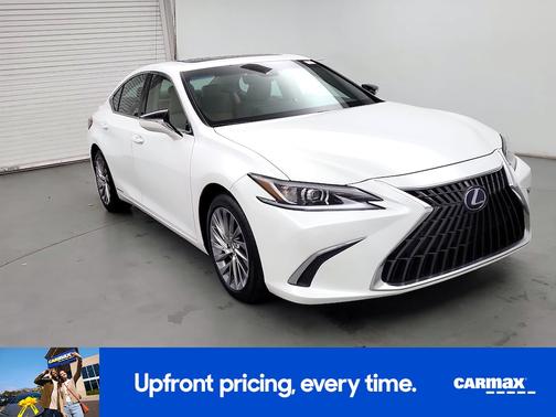 White 2022 Lexus ES 300h Luxury