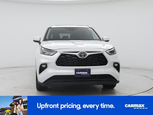 White 2023 Toyota Highlander XLE