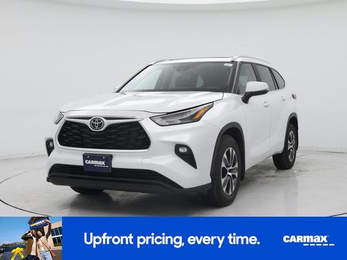 White 2023 Toyota Highlander XLE
