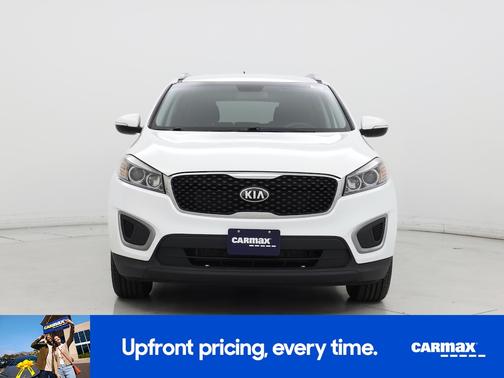 White 2017 Kia Sorento LX