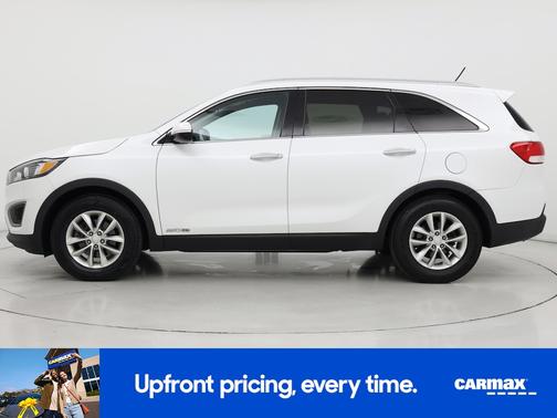 White 2017 Kia Sorento LX