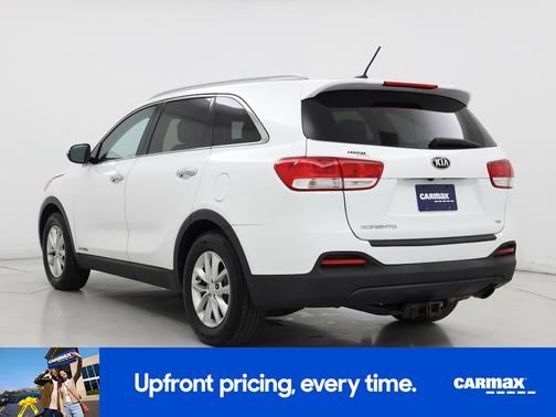 White 2017 Kia Sorento LX