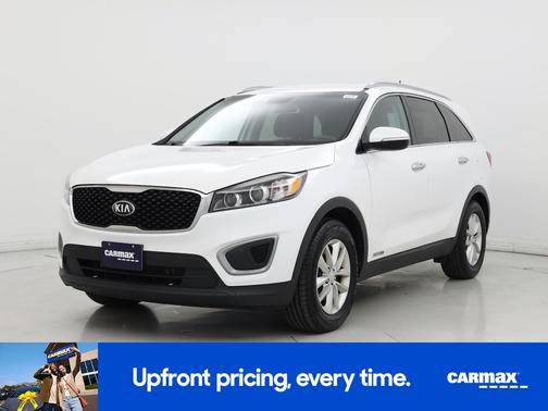 White 2017 Kia Sorento LX
