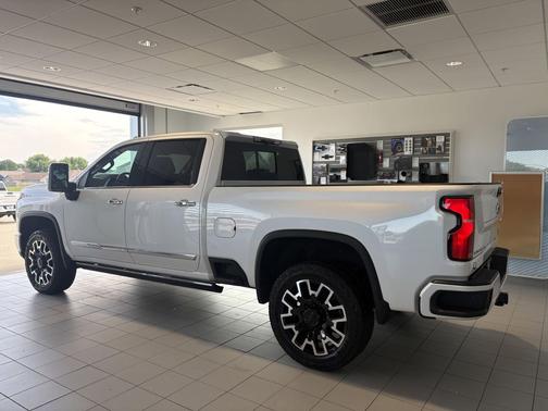 Iridescent Pearl Tricoat 2025 Chevrolet Silverado 2500 High Country