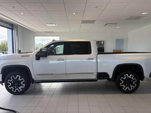 Iridescent Pearl Tricoat 2025 Chevrolet Silverado 2500 High Country