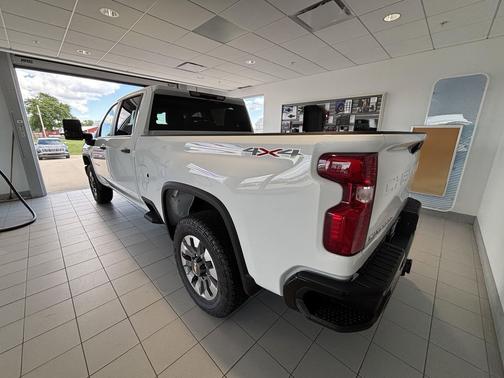 Summit White 2026 Chevrolet Silverado 2500 Custom