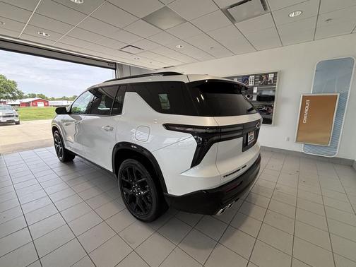 Iridescent Pearl Tricoat 2024 Chevrolet Traverse RS