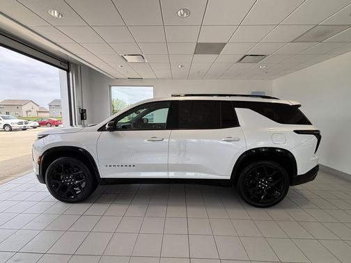 Iridescent Pearl Tricoat 2024 Chevrolet Traverse RS