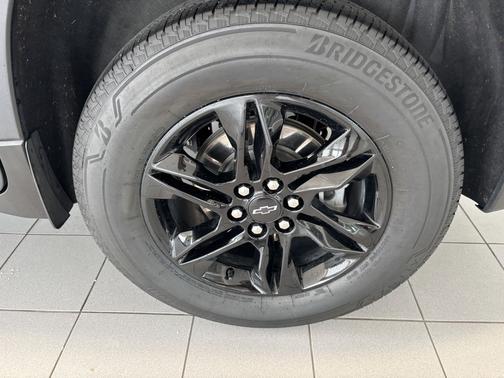 Silver Ice Metallic 2022 Chevrolet Traverse LS