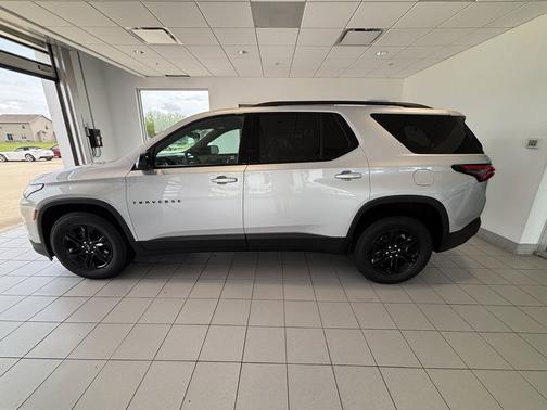 Silver Ice Metallic 2022 Chevrolet Traverse LS