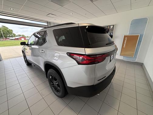 Silver Ice Metallic 2022 Chevrolet Traverse LS