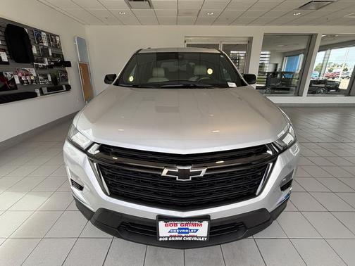 Silver Ice Metallic 2022 Chevrolet Traverse LS