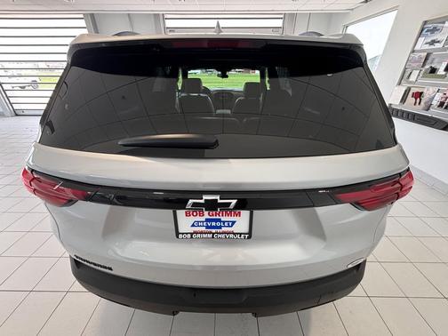 Silver Ice Metallic 2022 Chevrolet Traverse LS